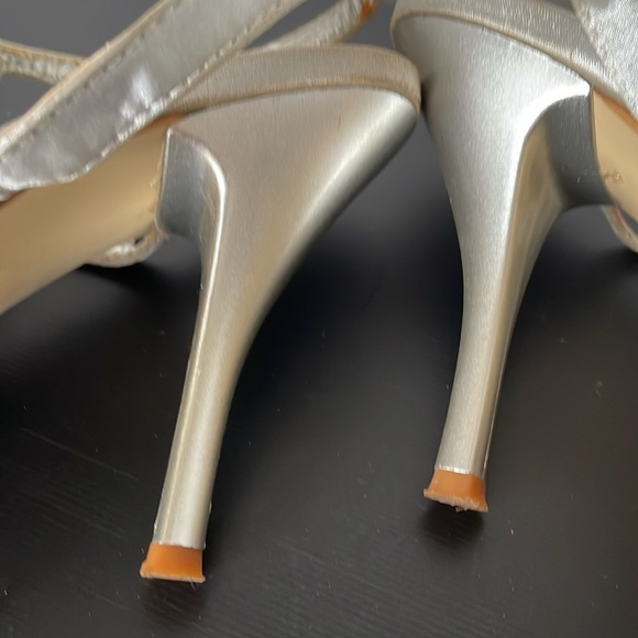 Kiss Kiss Italian Silver Sandals/Crystals. - Picture 9 of 11